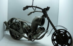 Moto personnalisée en pièce de récupération (26 cm)