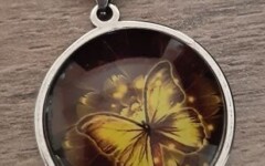 COLLIERS CABOCHON - PAPILLON DE FETE JAUNE